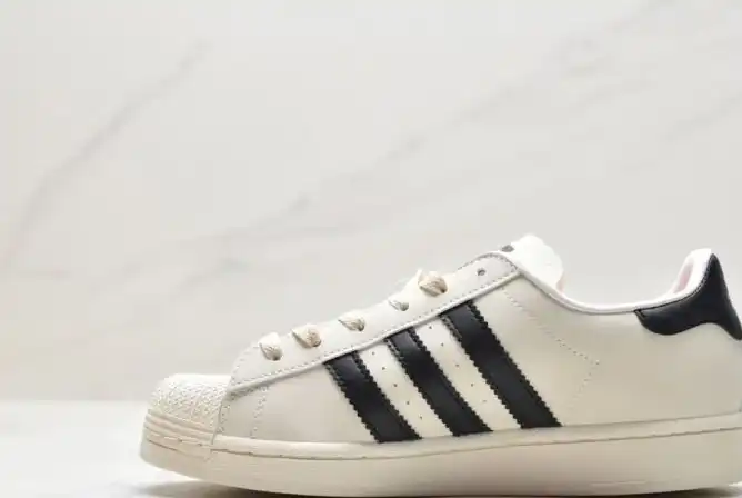 hype Adidas Sneakers