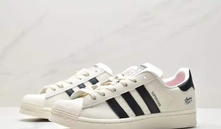 hype Adidas Sneakers