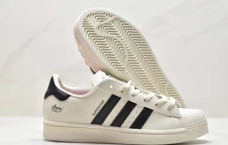 hype Adidas Sneakers