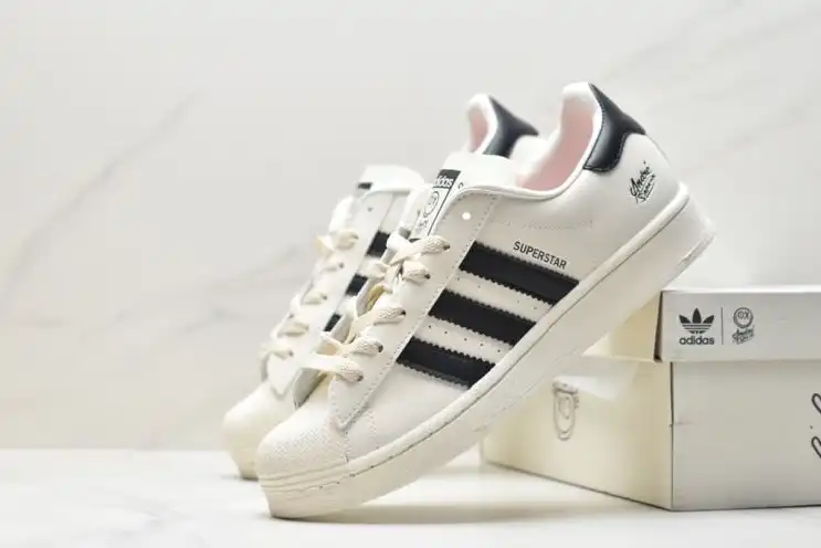 hype Adidas Sneakers