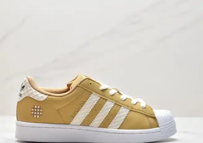 hype Adidas Sneakers