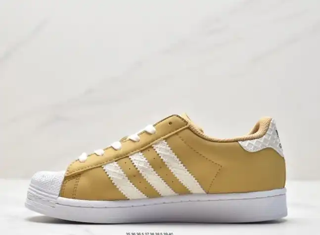 hype Adidas Sneakers