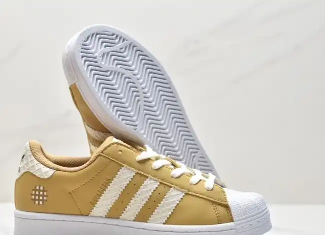 hype Adidas Sneakers