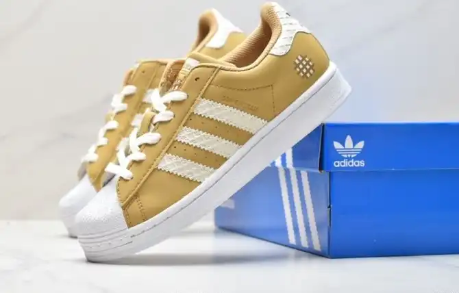 hype Adidas Sneakers