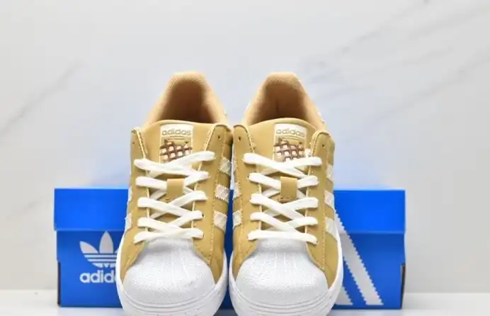 hype Adidas Sneakers