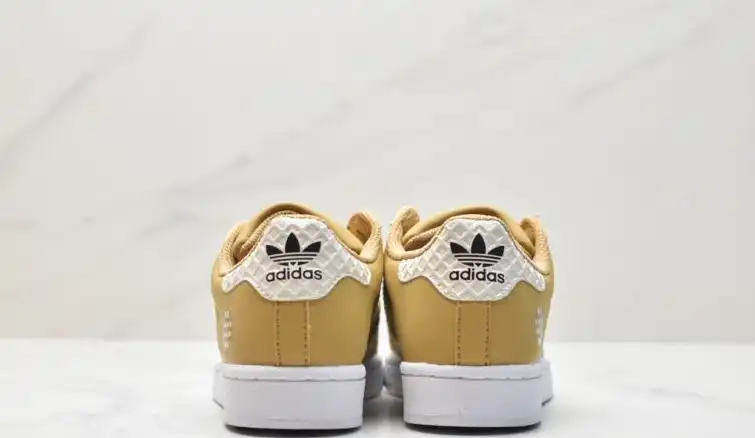 hype Adidas Sneakers