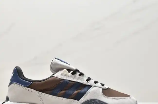 hype Adidas Sneakers