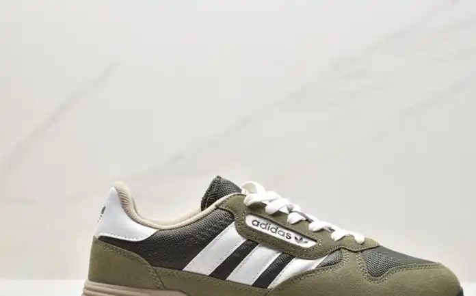 hype Adidas Sneakers