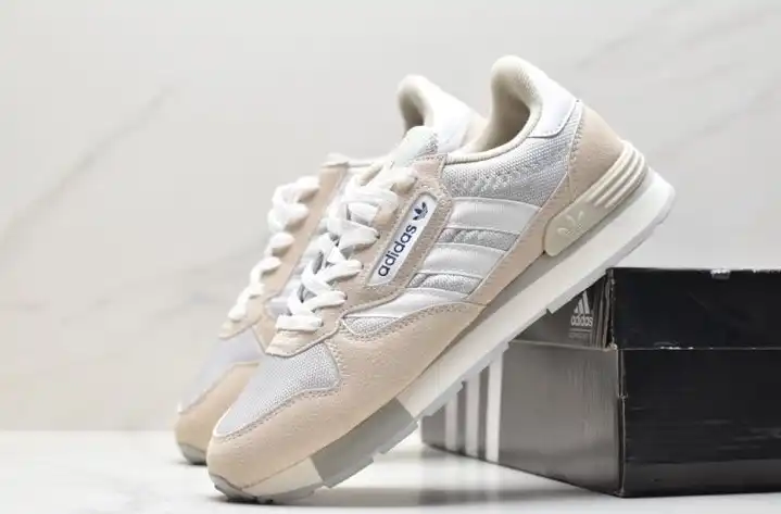 hype Adidas Sneakers