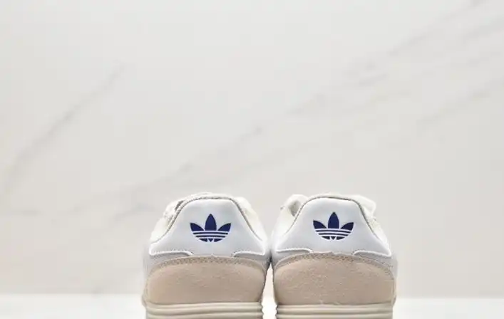 hype Adidas Sneakers