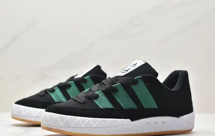 hype Adidas Sneakers