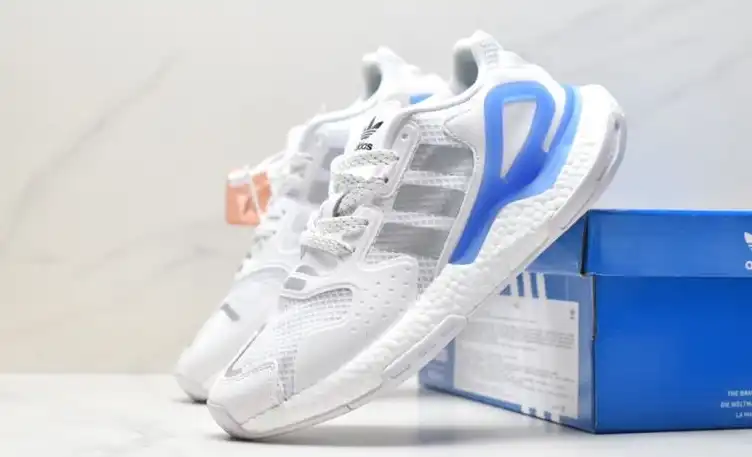 hype Adidas Sneakers