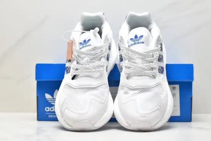 hype Adidas Sneakers