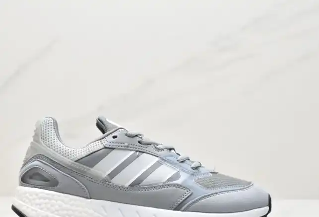 hype Adidas Sneakers