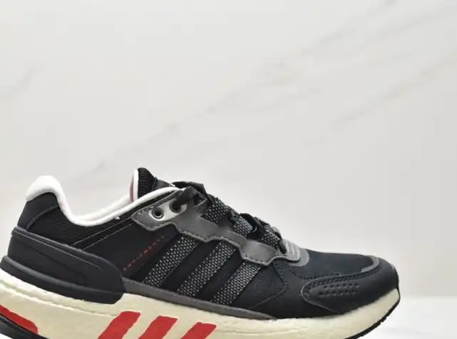 hype Adidas Sneakers