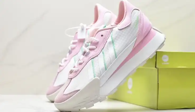 hype Adidas Sneakers