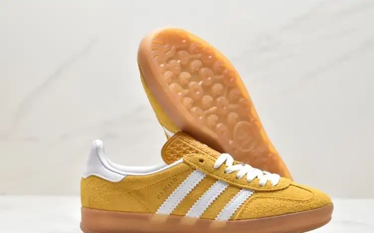 hype Adidas Sneakers