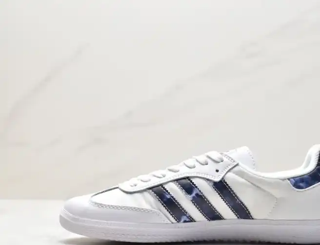 hype Adidas Sneakers