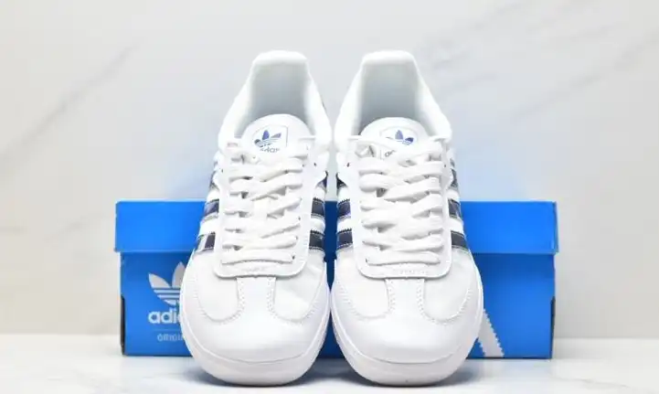 hype Adidas Sneakers