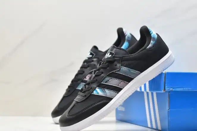 hype Adidas Sneakers