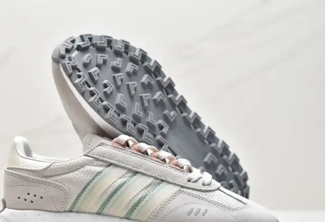 hype Adidas Sneakers