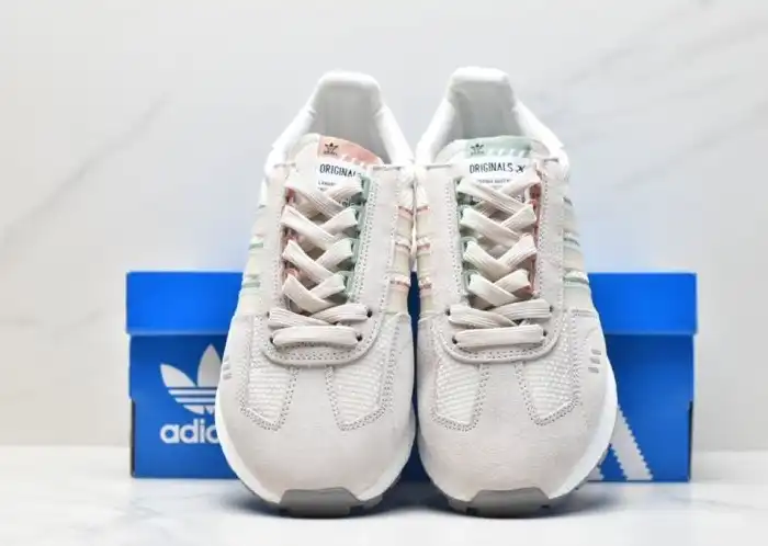 hype Adidas Sneakers