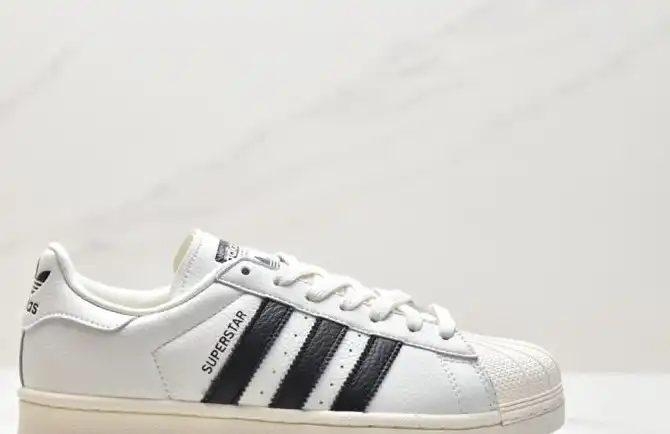 hype Adidas Sneakers