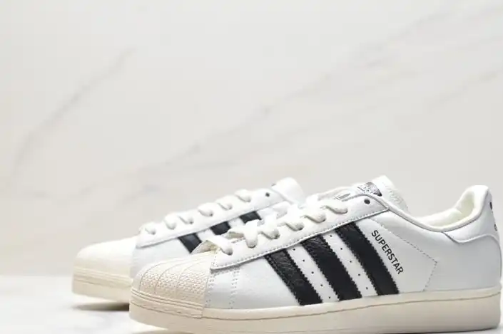 hype Adidas Sneakers