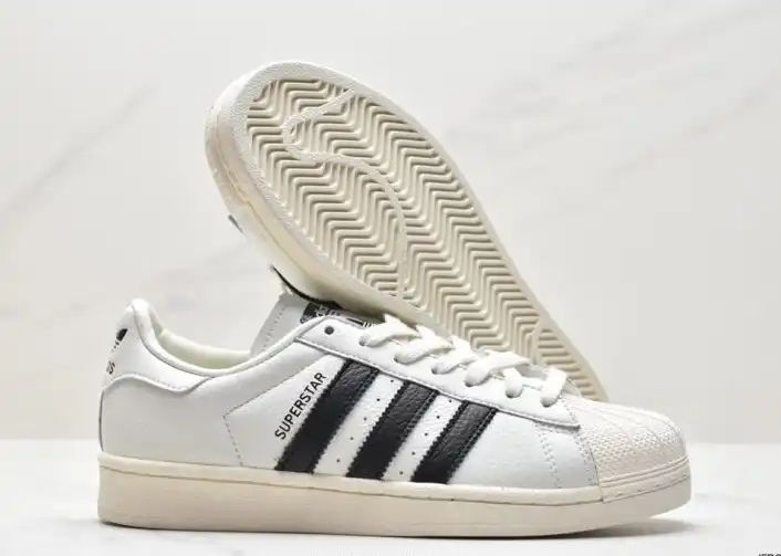 hype Adidas Sneakers