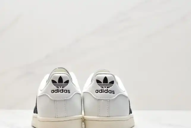 hype Adidas Sneakers