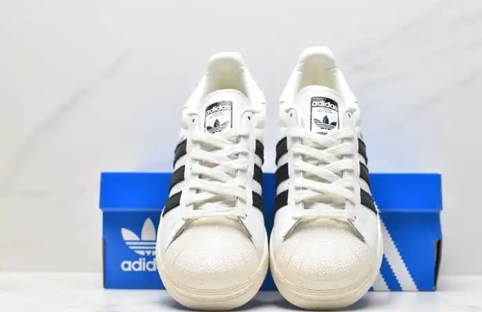 hype Adidas Sneakers