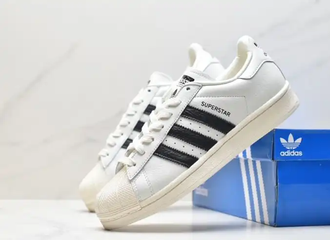 hype Adidas Sneakers