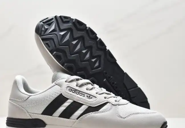 hype Adidas Sneakers