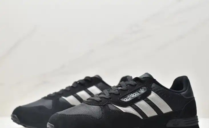 hype Adidas Sneakers