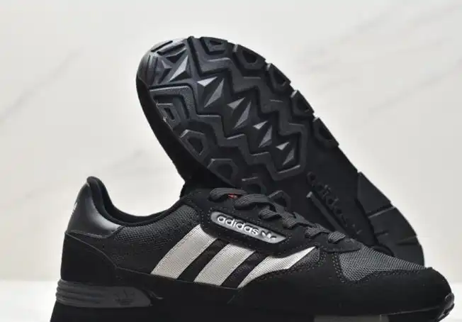 hype Adidas Sneakers