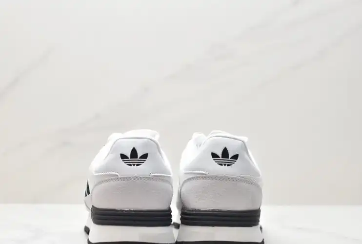 hype Adidas Sneakers