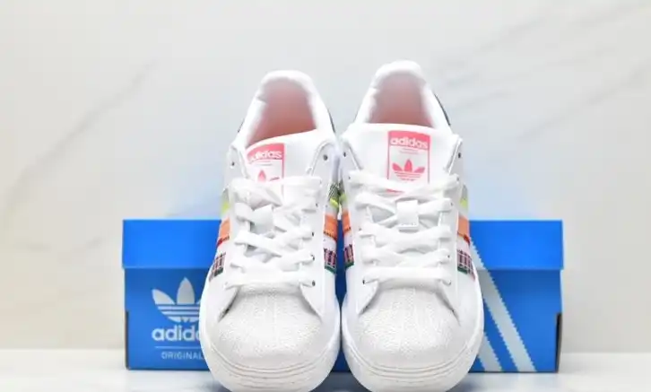 hype Adidas Sneakers