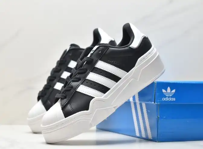 hype Adidas Sneakers