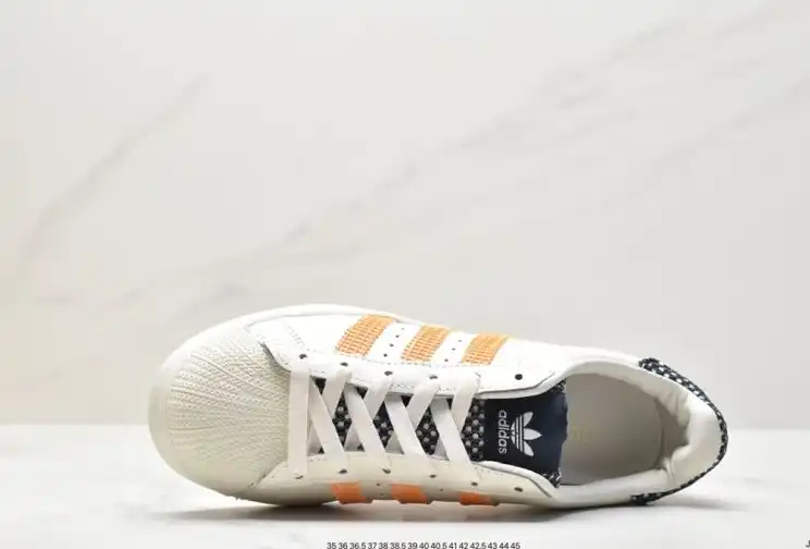 hype Adidas Sneakers