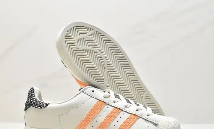 hype Adidas Sneakers