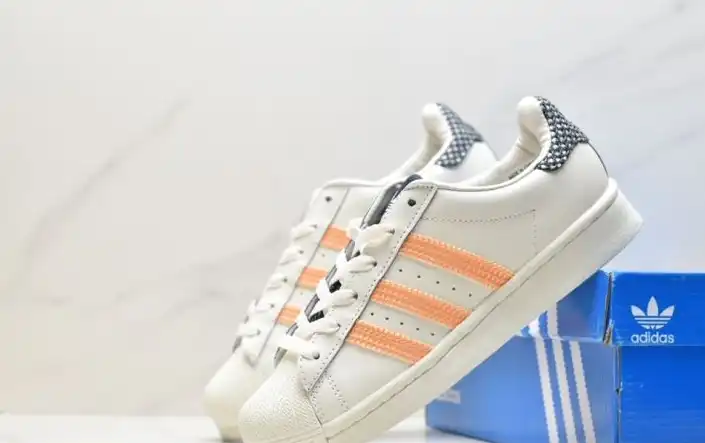 hype Adidas Sneakers