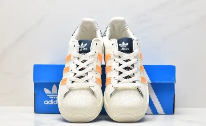 hype Adidas Sneakers