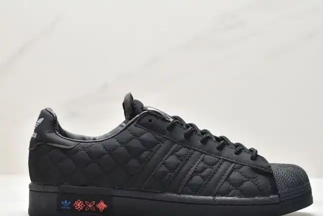 hype Adidas Sneakers