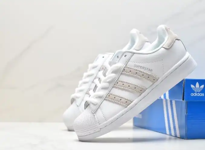 hype Adidas Sneakers