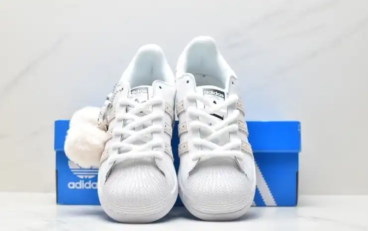 hype Adidas Sneakers