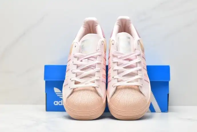 hype Adidas Sneakers