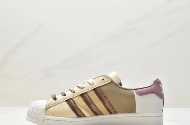 hype Adidas Sneakers