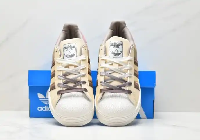 hype Adidas Sneakers