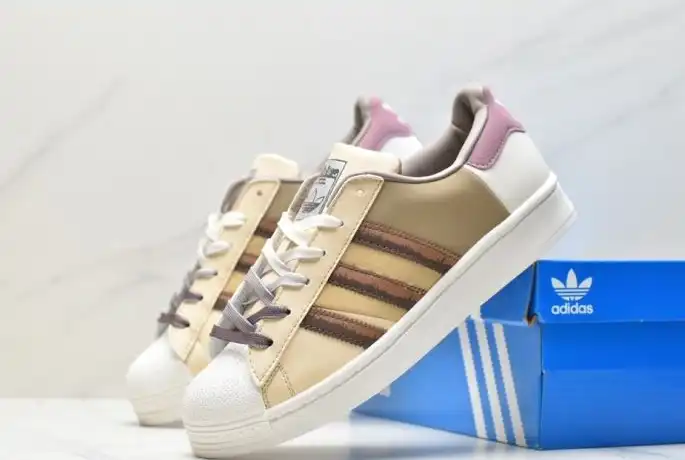 hype Adidas Sneakers