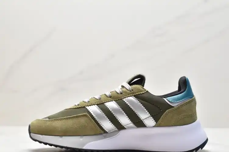 hype Adidas Sneakers